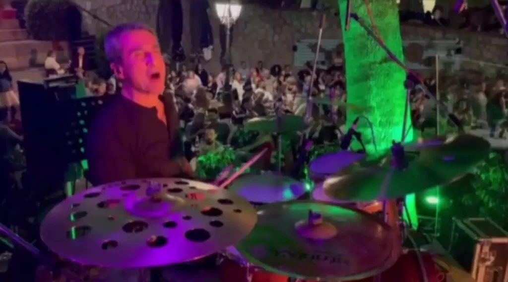 «Τα έσπασε» στο πανηγύρι της Δεσφίνας ο Α.Λοβέρδος – Πήρε τη θέση… του ντράμερ (βίντεο)