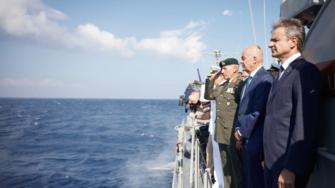 Κυριάκος Μητσοτάκης: Έριξε στεφάνι για να τιμήσει τους νεκρούς του καταδρομικού «Έλλη» (βίντεο)