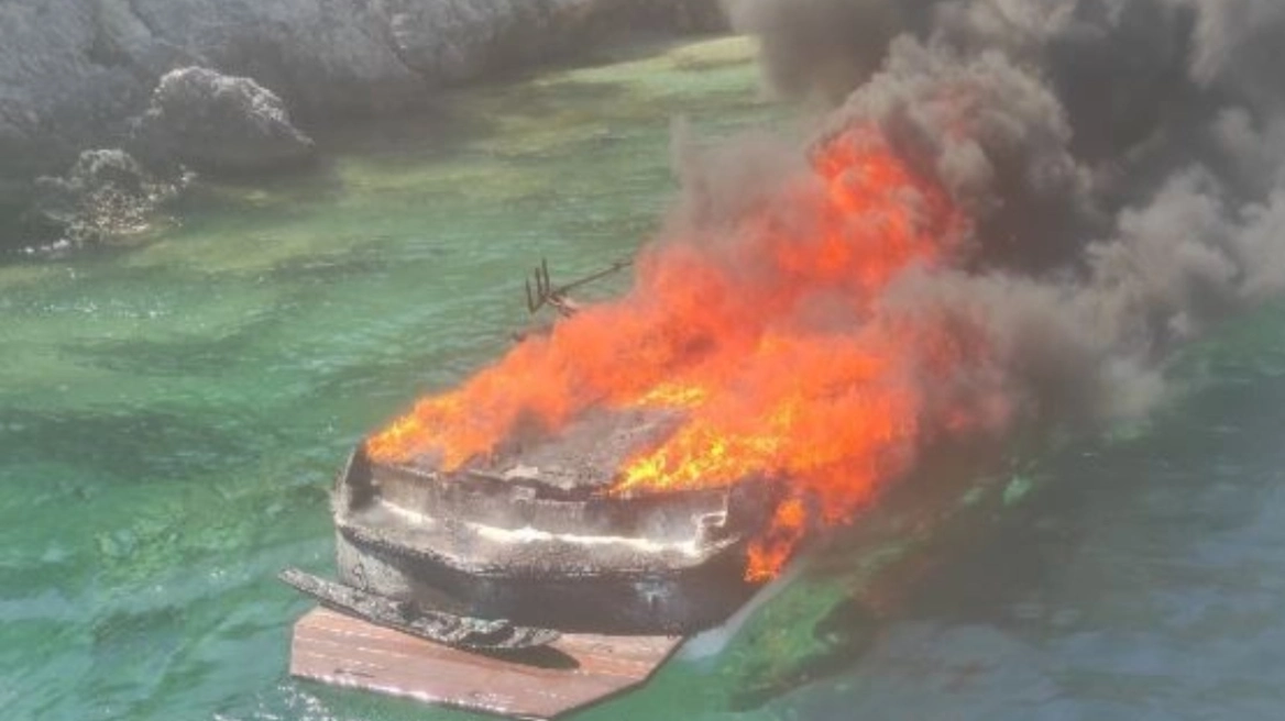 Βολίμες Ζακύνθου: Βυθίστηκε το σκάφος που τυλίχθηκε στις φλόγες (φωτό-βίντεο)