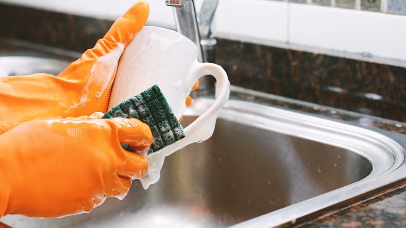 Πλένετε τα πιάτα με κρύο νερό; – Τρεις λόγοι για να το σταματήσετε