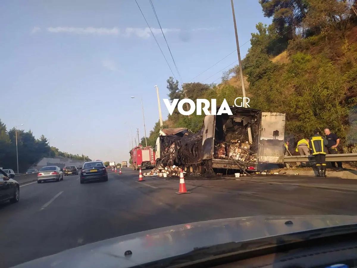 Νταλίκα λαμπάδιασε στην μέση του δρόμου στην Θεσσαλονίκη – Την έσβησε μόνος του ο οδηγός