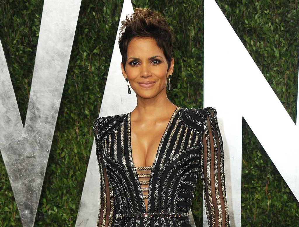 «Το είδε»… Barbie και η Χάλι Μπέρι – Ντύθηκε στα ροζ και γιόρτασε τα γενέθλιά της (φώτο)