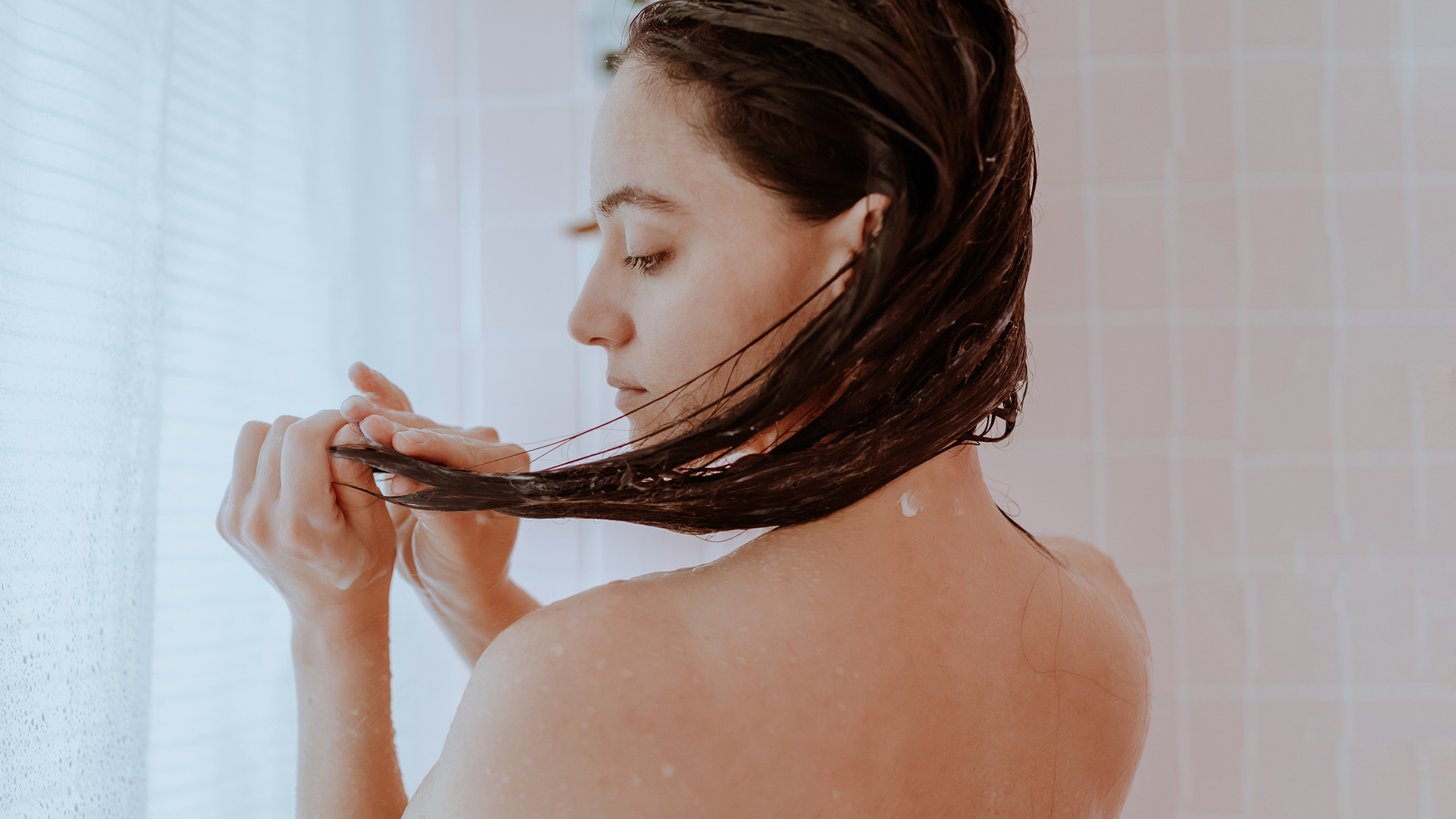 Όσα πρέπει να ξέρετε για την καλοκαιρινή περιποίηση των μαλλιών – Οι πέντε συμβουλές