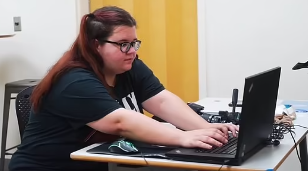 Νόμιζε ότι είχε διαδικτυακή σχέση με ηθοποιό του Stranger Things – Του δάνεισε 10.000 δολάρια… Και φθηνά την έβγαλε!