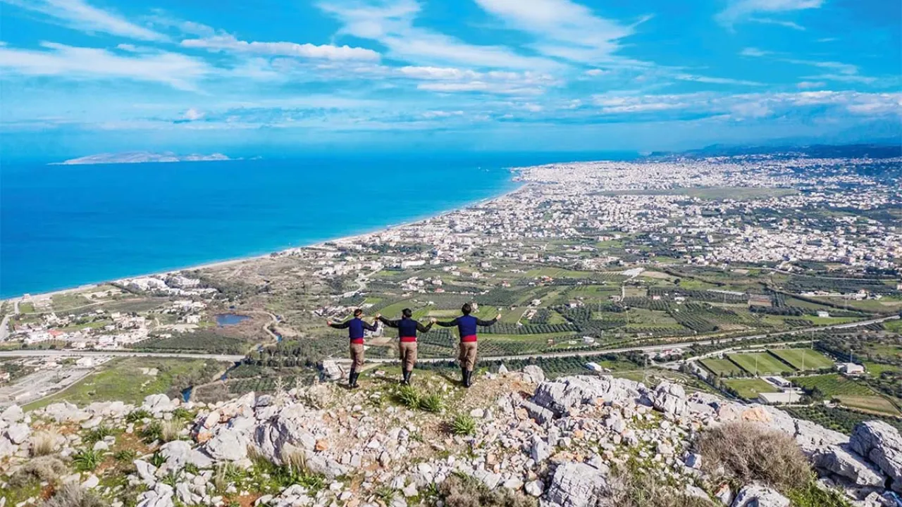 Παπάς χορεύει τον πιο γρήγορο χορό στην Κρήτη και τους αφήνει όλους άναυδους (βίντεο)