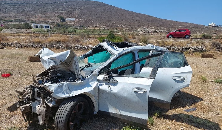 Πάρος: «Τρελή» πορεία οχήματος για 300μ. – Τα «ξήλωσε» όλα στο διάβα του (βίντεο)