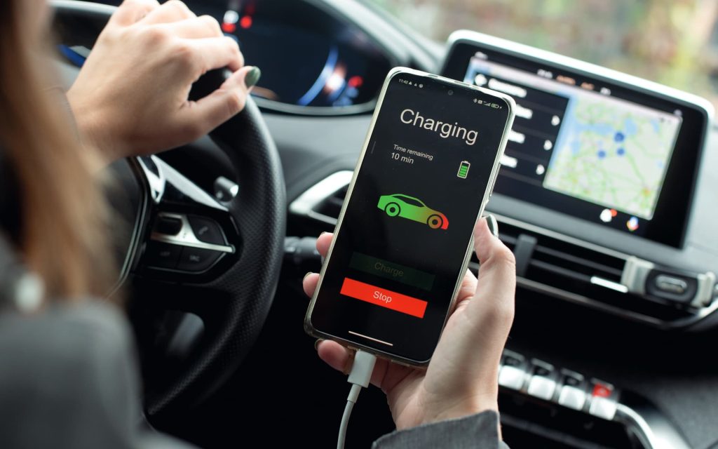 Φόρτιση κινητού: Γιατί δεν πρέπει να το φορτίζετε στο αυτοκίνητο