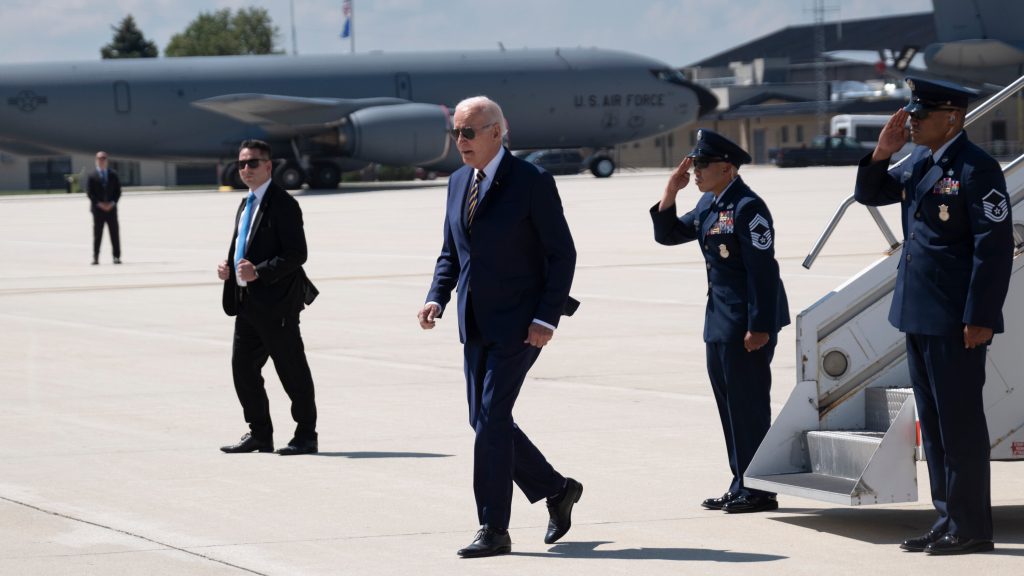 Τζο Μπάιντεν: Επιταχύνεται η άνοια; – Μετά το «ουδέν σχόλιο» για τους νεκρούς στην Χαβάη τώρα προσπαθεί να αρθρώσει μία πρόταση