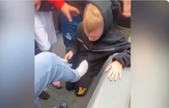 Σκληρό βίντεο: Μουσουλμάνοι τραμπουκίζουν λευκό παιδί στο Βέλγιο! – Το βάζουν να φιλήσει τα πόδια τους