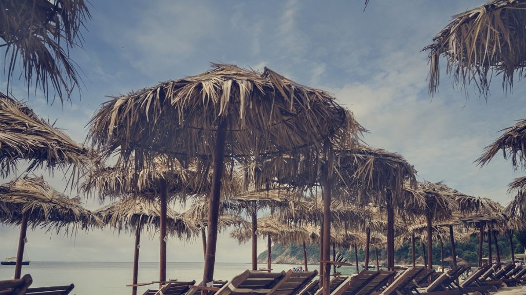 Χαλκιδική: Το beach bar απαντά στην καταγγελία της μητέρας – «Δεν τάιζε το παιδί αλλά τον εαυτό της και τον άνδρα της»