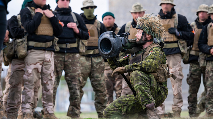 Καναδοί στρατιωτικοί αποχαιρετούν τους Ουκρανούς που επιστρέφουν στα φονικά μέτωπα του Ντόνμπας και της Ζαπορίζια (βίντεο)