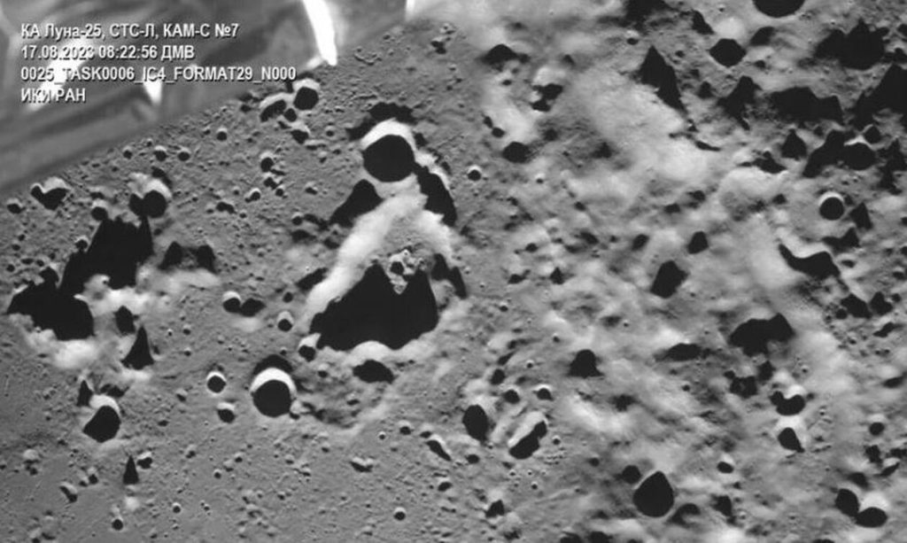 To ρωσικό διαστημόπλοιο Luna-25 τράβηξε την πρώτη φωτογραφία της σεληνιακής επιφάνειας