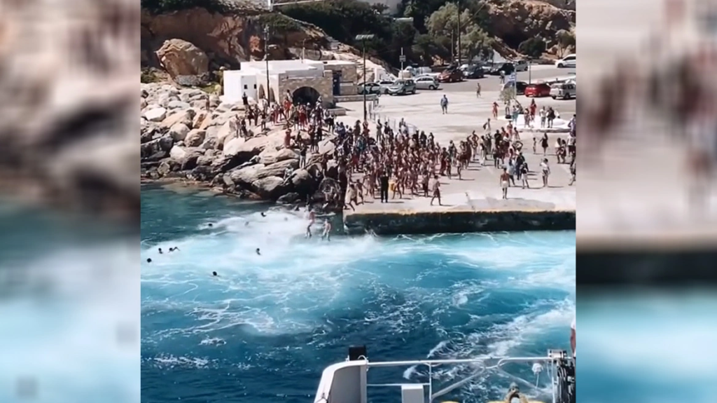 Σίκινος: Οι κάτοικοι αποχαιρετούν τους τουρίστες που φεύγουν με το πλοίο με… βουτιές στο λιμάνι (βίντεο)