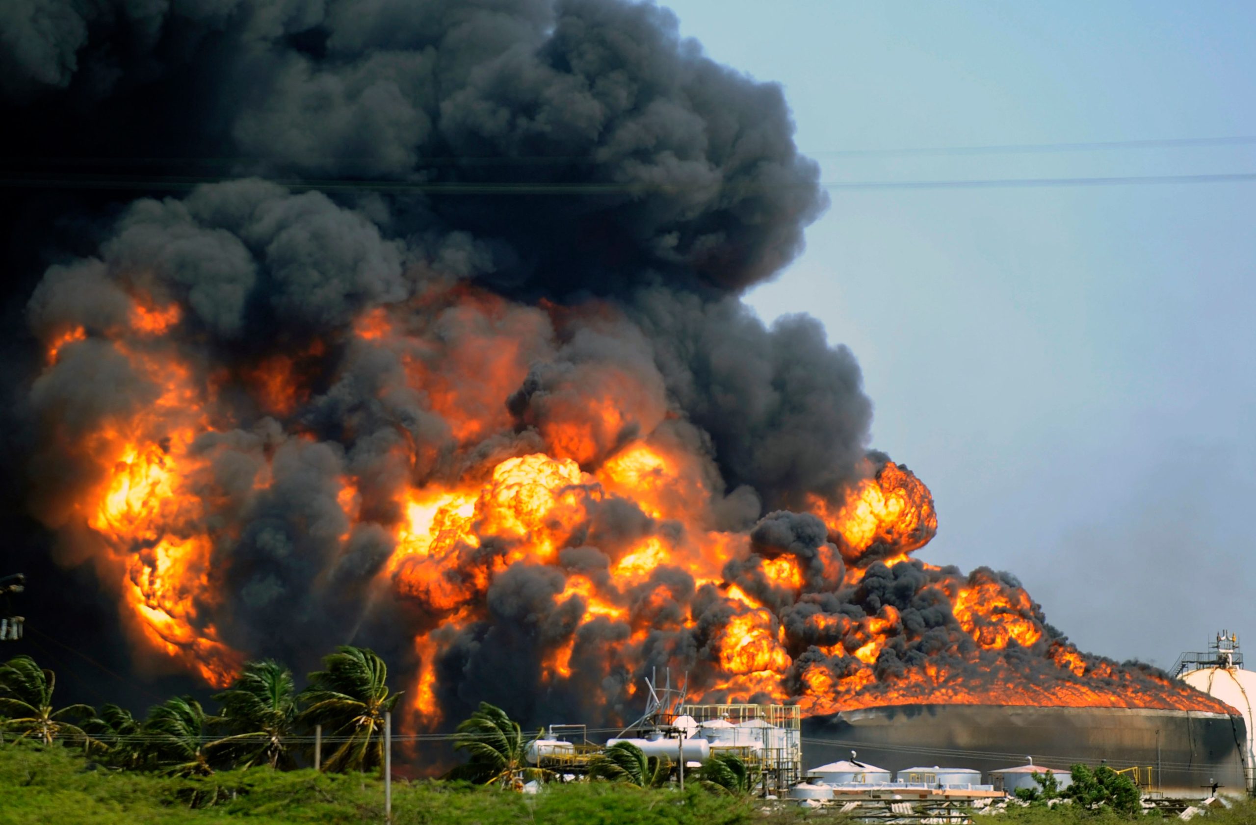 Γιατί η πυρκαγιά στο βυτιοφόρο με τους 7,2 τόνους υγροποιημένου αερίου «ξύπνησε» εφιάλτες: Το δυστύχημα του 1999 προκαλεί ακόμα τρόμο