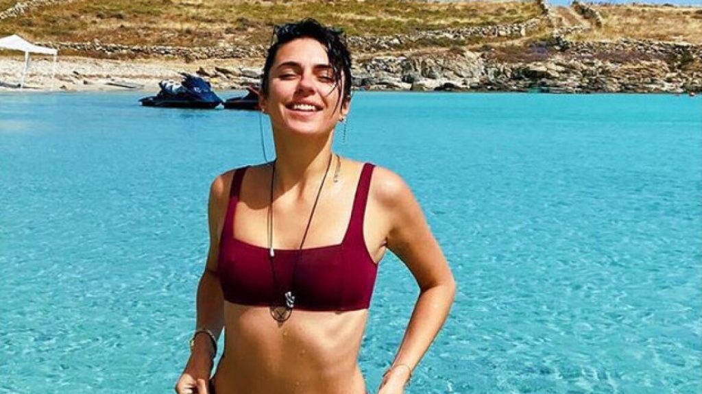 Κάτια Ταραμπάνκο: Ποζάρει με το μπικίνι της στη Σαντορίνη και χαμογελά στο φακό (φωτο)