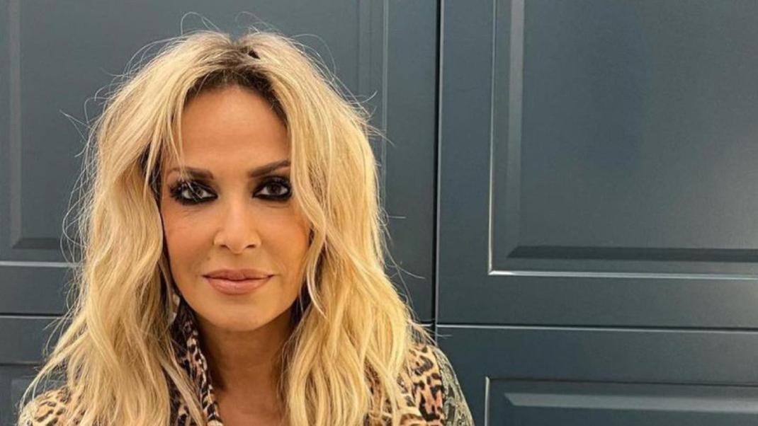 Άννα Βίσση εν δράσει: Σερβίρει παγωτά σε τουρίστες στην Κέρκυρα (βίντεο)