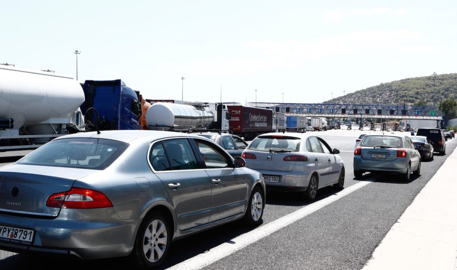 Κοινή ανακοίνωση ΕΛ.ΑΣ.-Πυροσβεστικής για το «θρίλερ» στην Αθηνών-Κορίνθου: «Σεβαστή η αγανάκτηση των οδηγών»