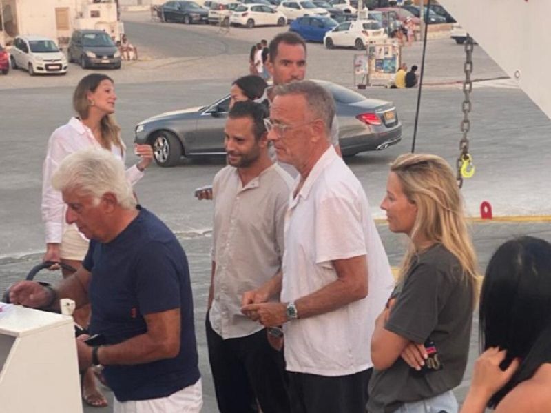 O Τομ Χανκς ξανά στην Ελλάδα – Στην Πούντα περιμένει το πλοίο για Αντίπαρο