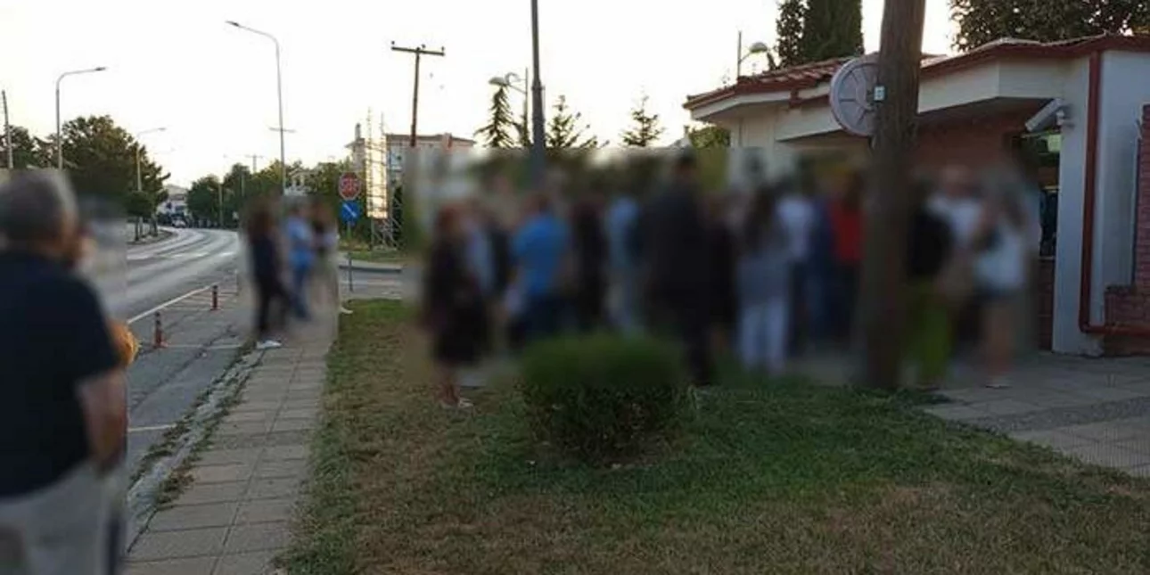 Κοζάνη: Δεκάδες πολίτες σχηματίζουν ουρές για νέες ταυτότητες για να γλιτώσουν τις… ψηφιακές (φωτο)