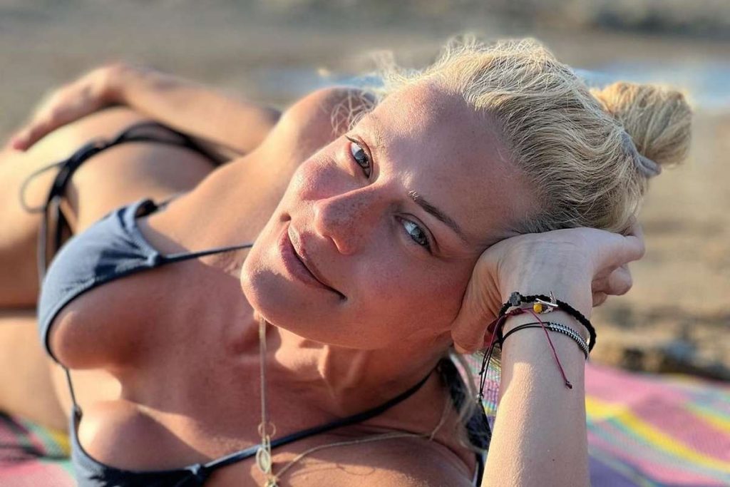 Ζέτα Μακρυπούλια: Ποζάρει με κίτρινο μπικίνι και μαζεύει σύκα (φωτό)