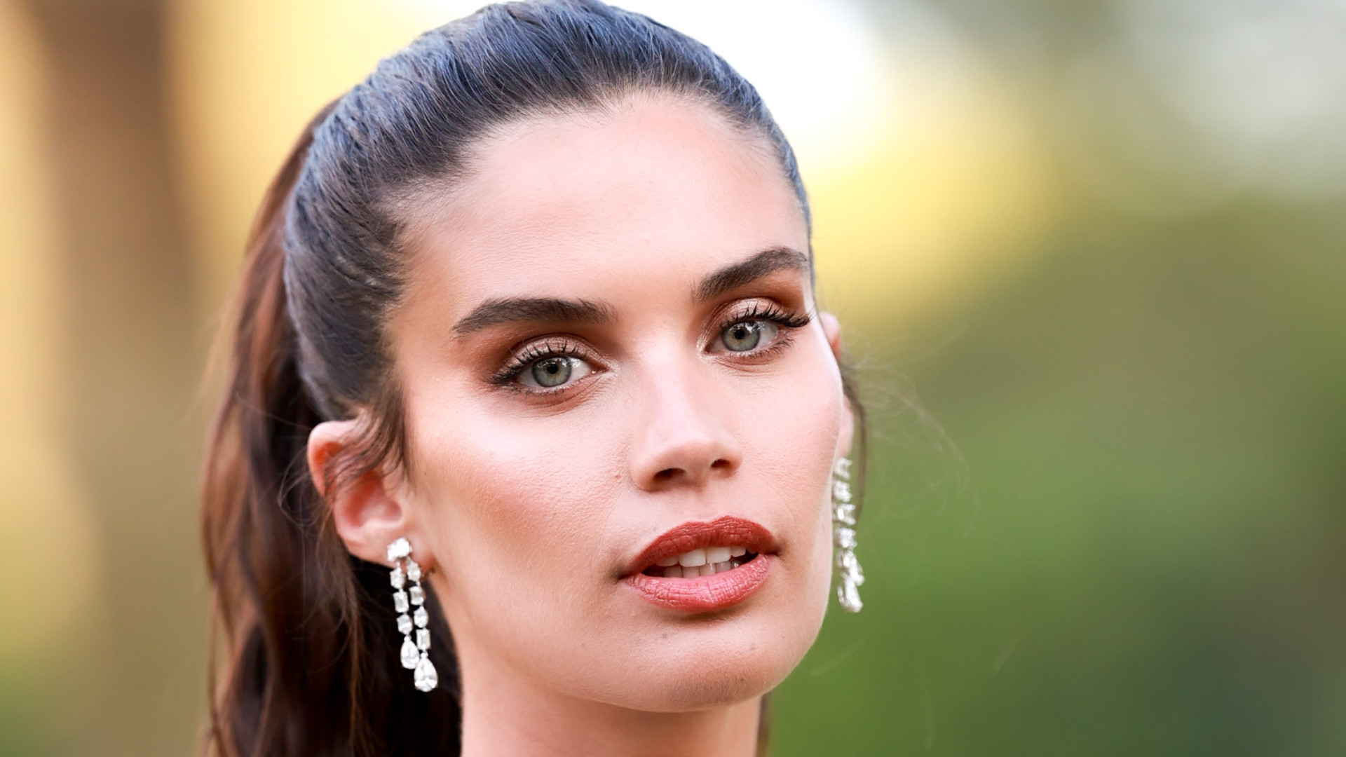 «Σειρήνα» η Σάρα Σαμπάιο: Βουτάει στην θάλασσα με ένα κόκκινο strapless μπικίνι και εντυπωσιάζει