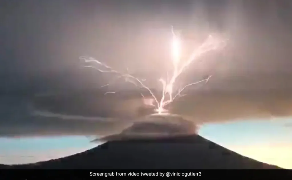 Εντυπωσιακό φυσικό φαινόμενο: Κεραυνοί βγαίνουν μέσα από ηφαίστειο – Δείτε το βίντεο
