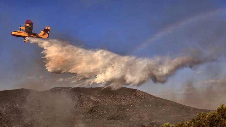 Άγιον Όρος: Βελτιωμένη η εικόνα της φωτιάς – Ξεκίνησαν ρίψεις νερού από αέρος