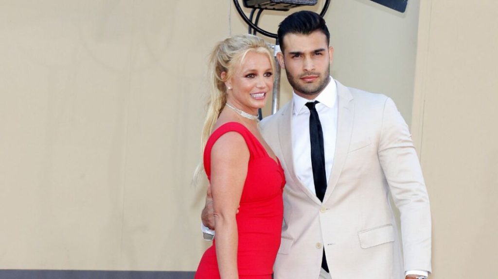 Η Μπρίτνεϊ Σπίαρς «γιορτάζει» τον χωρισμό της χορεύοντας στο σαλόνι της μόνο… με τα εσώρουχα (βίντεο)