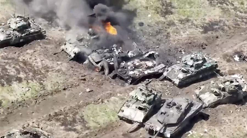 Σε «νεκροταφείο» ουκρανικών αρμάτων μάχης και ΤΟΜΑ έχει μετατραπεί η κοιλάδα του Ραμποτίνο στην Ζαπορίζια (βίντεο)