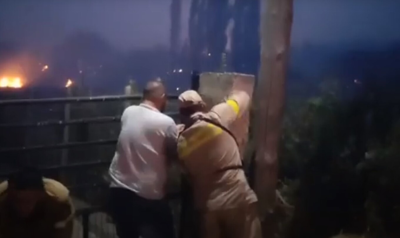 Φωτιά Αλεξανδρούπολη: Εθελοντές κόβουν λουκέτα για να μπουν σε σπίτια και να σώσουν ανθρώπους και περιουσίες (βίντεο)