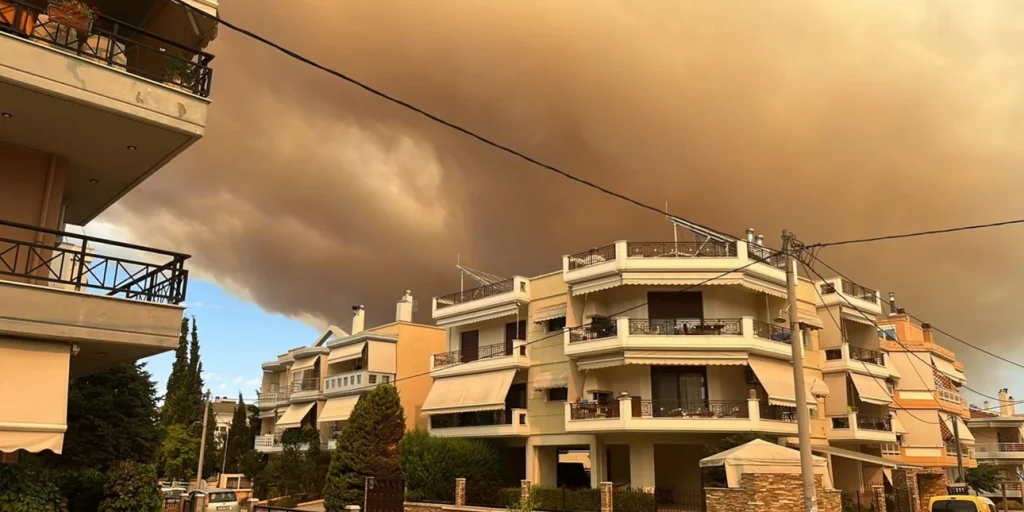Δύσκολη βραδιά στην Αλεξανδρούπολη: Μαίνεται η φωτιά – Ήχησαν σειρήνες πολέμου – Κάηκαν σπίτια και μοναστήρι (upd)