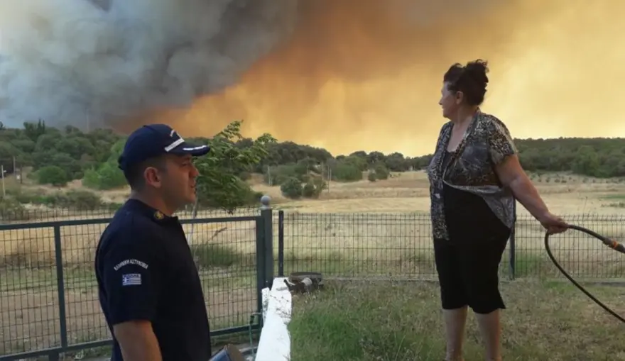 Μαίνεται η φωτιά στον Έβρο: Η αστυνομία σπεύδει να απομακρύνει τους κατοίκους – Δείτε φωτογραφίες
