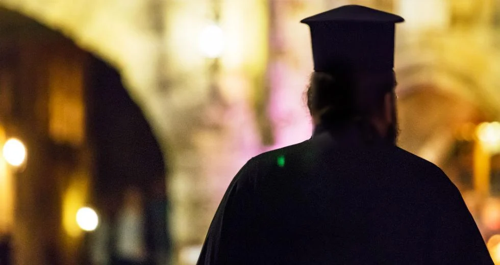 Αυλώνας: Ιερέας έπαιξε ξύλο με τον γιο του για τα μάτια μιας κοπέλας