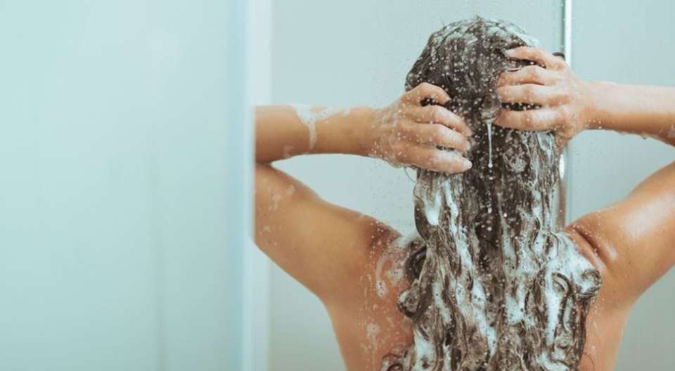 Είναι απαραίτητο να λουζόμαστε κάθε μέρα; – Τι απαντούν οι ειδικοί