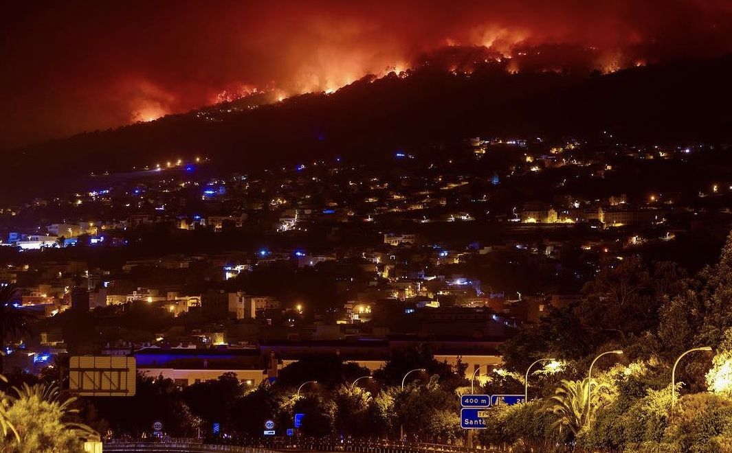 Μαίνεται η φωτιά στην Τενερίφη: Πάνω από 26.000 άνθρωποι έχουν εκκενώσει