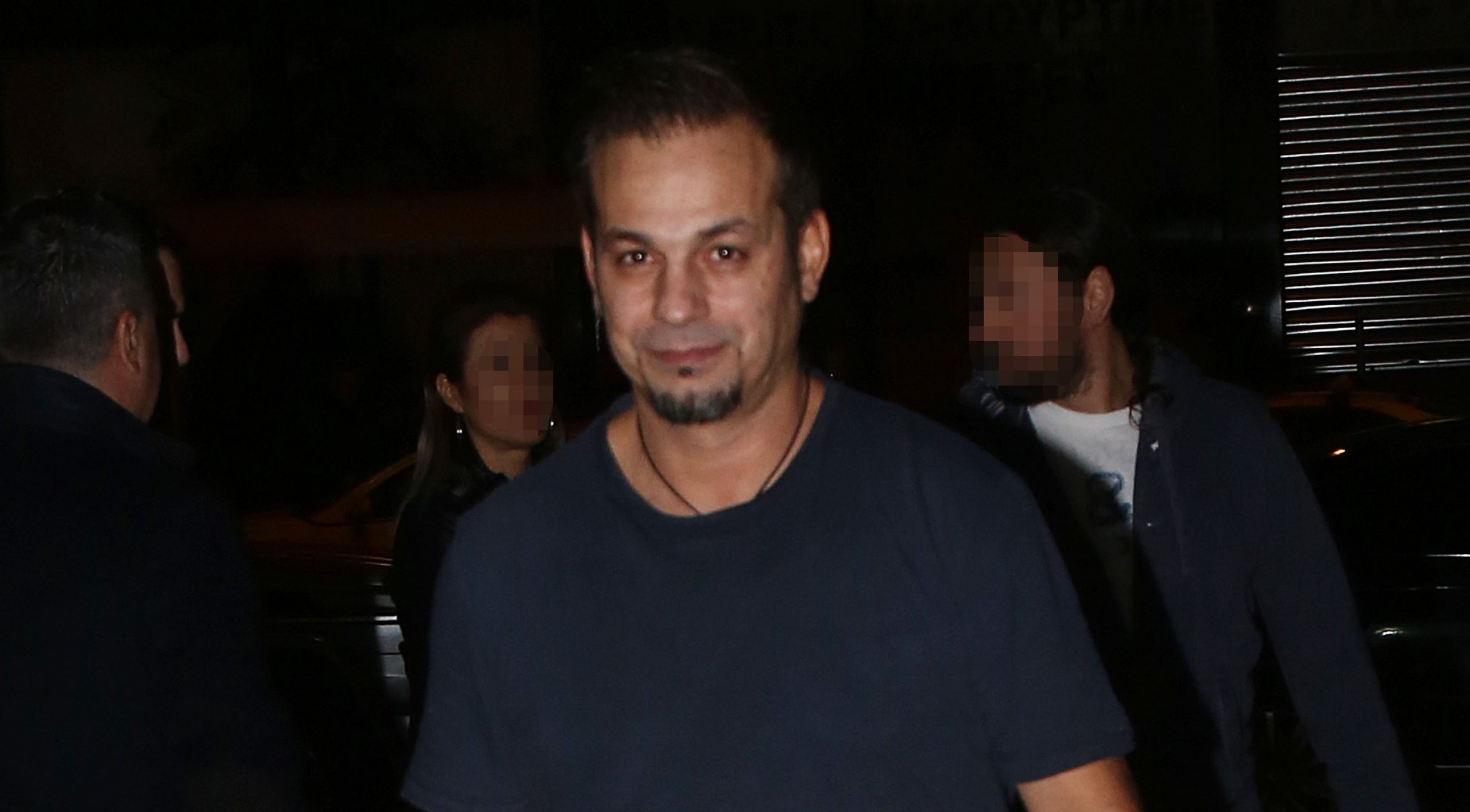 Στην Άνδρο με τη σύντροφό του ο Ντέμης Νικολαΐδης – Η πρώτη κοινή τους φωτογραφία (φωτο)