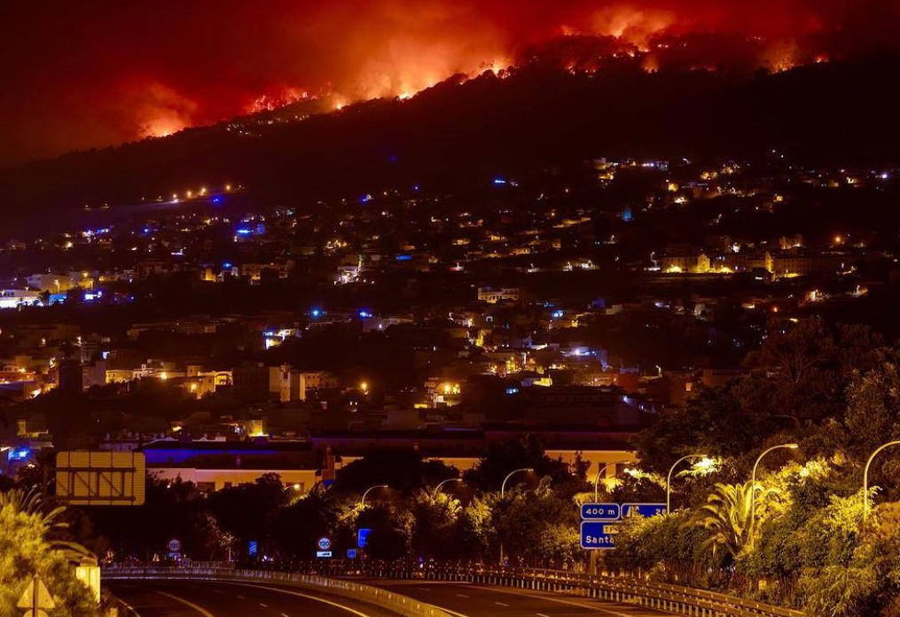 Ισπανία: Για εμπρησμό κάνουν λόγο οι αρχές για τη φωτιά στην Τενερίφη – Έχουν καεί πάνω από 100.000 στρέμματα