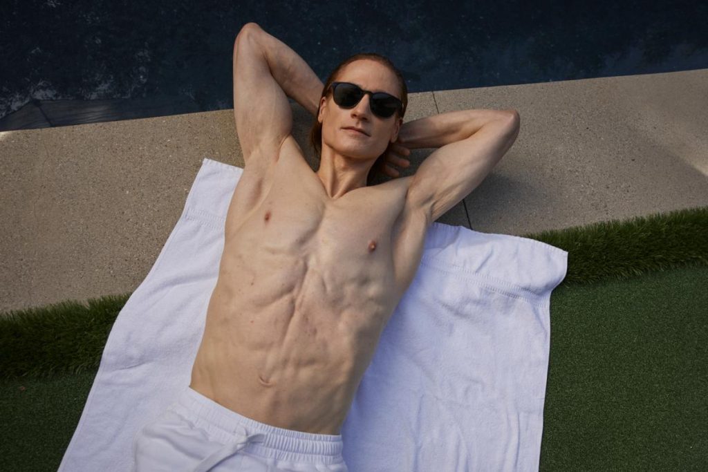 O μεγιστάνας Μπράιαν Τζόνσον «ξαναχτυπά»: Ξεκίνησε ηλεκτροσόκ για μεγαλύτερες στύσεις