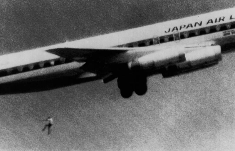 «Το παιδί που έπεσε από τον ουρανό»: Η τραγική ιστορία του 14χρονου που κρύφτηκε στις ρόδες αεροπλάνου