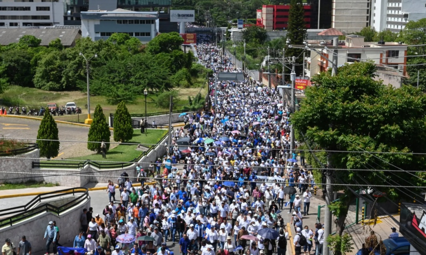 Η αντιπολίτευση της Ονδούρας διαδηλώνει εναντίον της «κομμουνίστριας» προέδρου