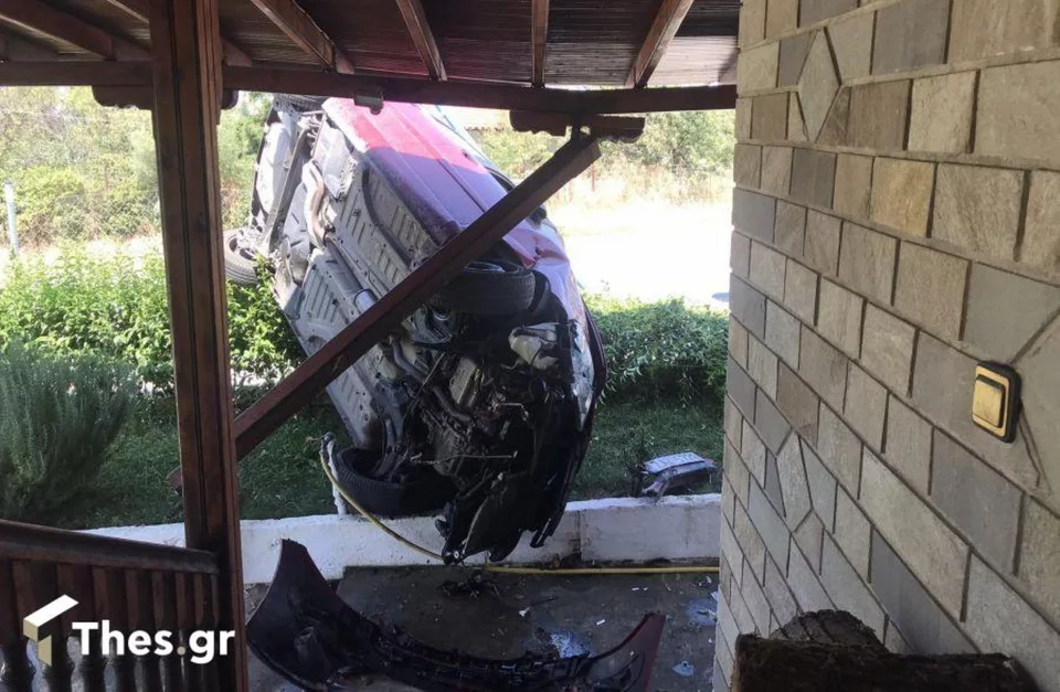 Θεσσαλονίκη: Αυτοκίνητο «καρφώθηκε» στην αυλή σπιτιού στο Φίλυρο (βίντεο-φωτο)