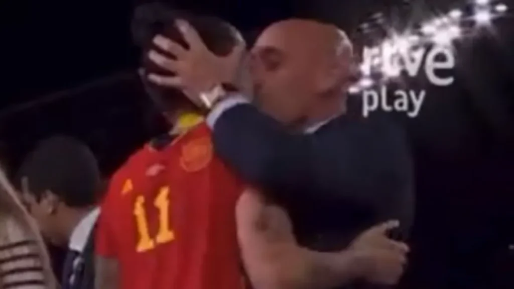 «Γύπας» ο πρόεδρος της ισπανικής ομοσπονδίας ποδοσφαίρου: Φιλά στο στόμα παίκτρια της εθνικής ομάδας στην απονομή! (βίντεο)