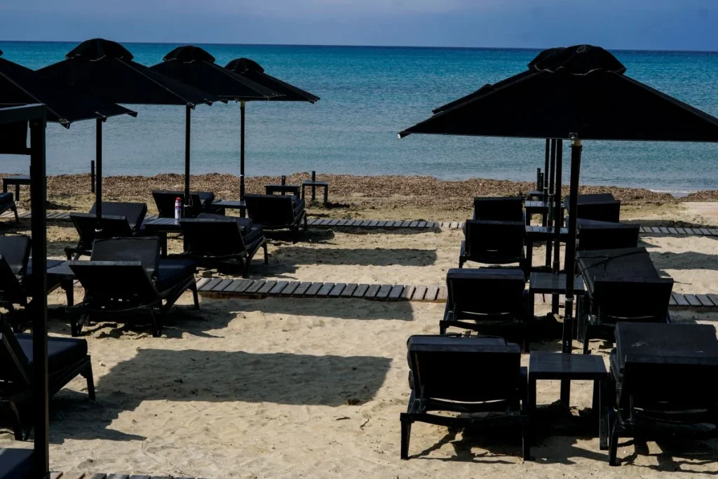 Πάρος: Συνελήφθησαν επτά επιχειρηματίες μετά από ελέγχους σε παραλίες – Ξήλωσαν ομπρέλες και ξαπλώστρες