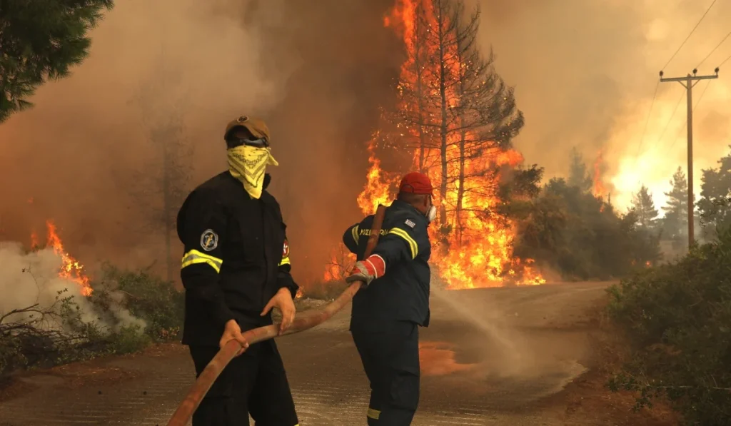 Αναζωπύρωση της φωτιάς στον Ασπρόπυργο: Μήνυμα από το «112» για εκκένωση από Σοφό προς Αττική Οδό