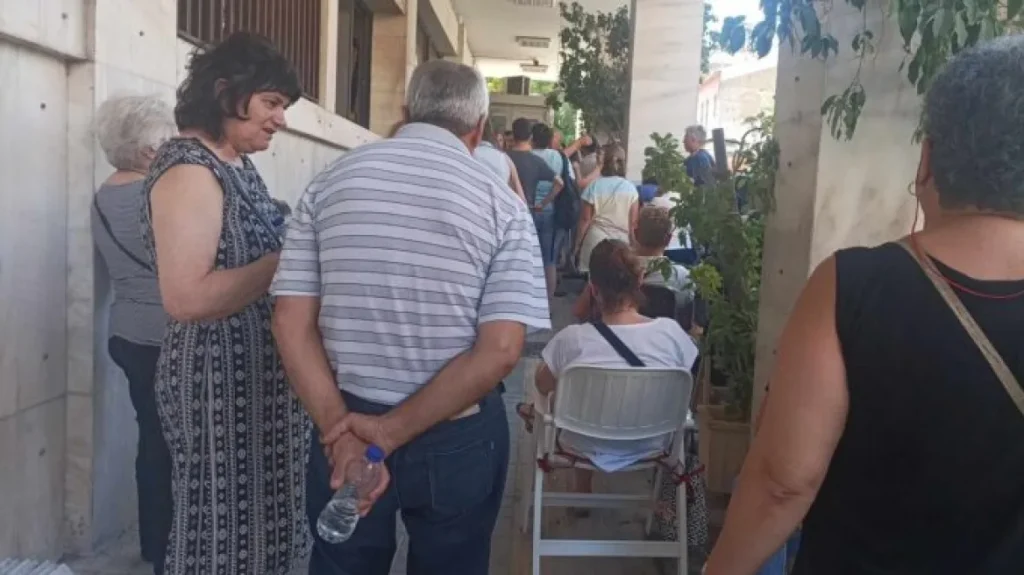 Κάνουν ουρές έξω από αστυνομικά τμήματα για να αποφύγουν τις ηλεκτρονικές ταυτότητες – «Είμαστε ψαγμένοι όχι ψεκασμένοι»