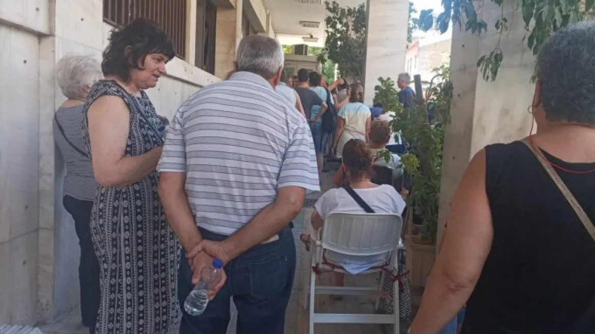 Κάνουν ουρές έξω από αστυνομικά τμήματα για να αποφύγουν τις ηλεκτρονικές ταυτότητες – «Είμαστε ψαγμένοι όχι ψεκασμένοι»