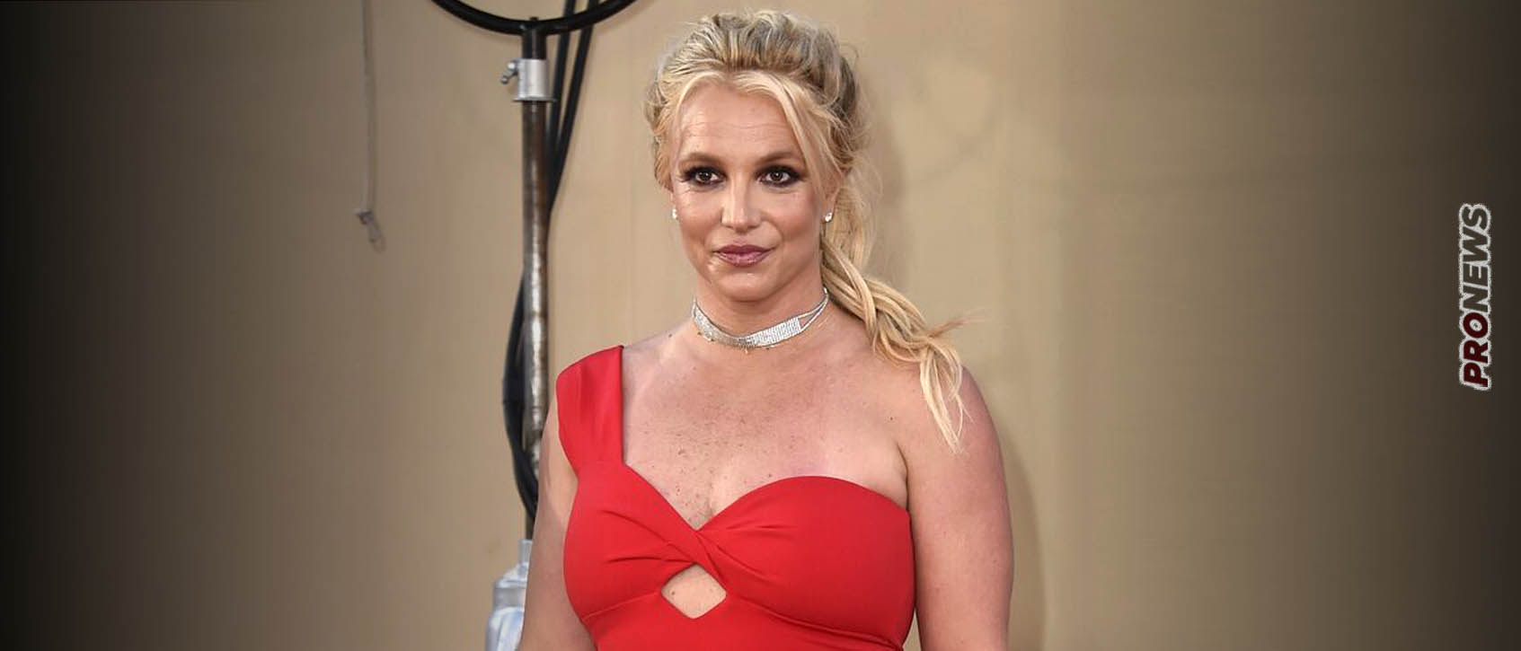 Η Μπρίτνεϊ Σπίαρς σε νέα έξαλλα… επεισόδια: Χορεύει γυμνόστηθη στο κρεβάτι και ένας άντρας γλείφει το πόδι της