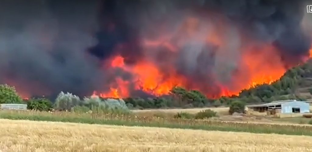 Αποκαμωμένοι οι πυροσβέστες απο την φωτιά στην Αλεξανδρούπολη – Δέχονται την βοήθεια του Ερυθρού Σταυρού (βίντεο)