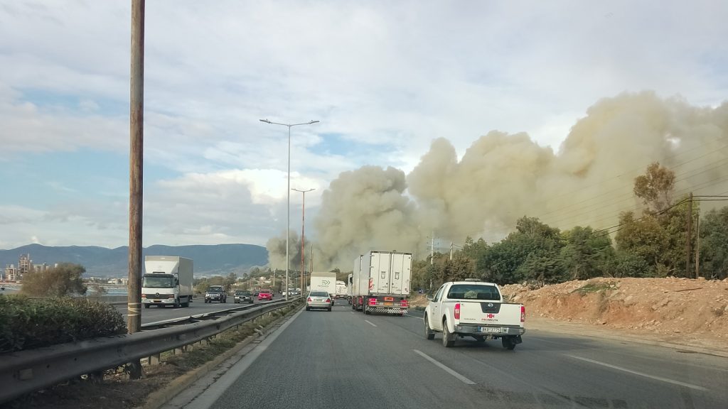 Υπό μερικό έλεγχο η φωτιά στον Ασπρόπυργο – Δεν απειλήθηκαν κατοικίες (upd)