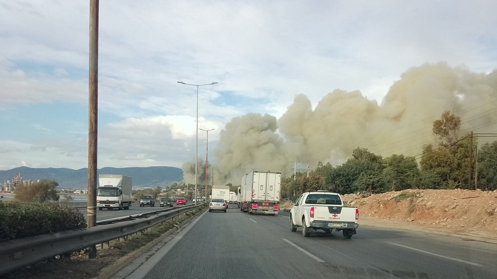 Υπό μερικό έλεγχο η φωτιά στον Ασπρόπυργο – Δεν απειλήθηκαν κατοικίες (upd)